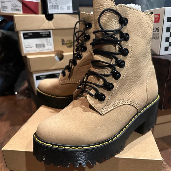 Dr Martens Leona combat lace up boots in Sand Nubuck Sz 7W - Picture 8 of 12